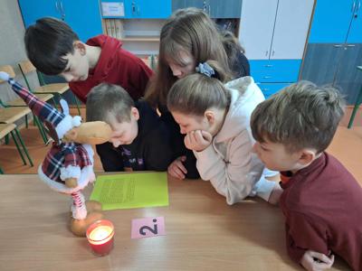 Uczniowie w trakcie lekcji okolicznościowej