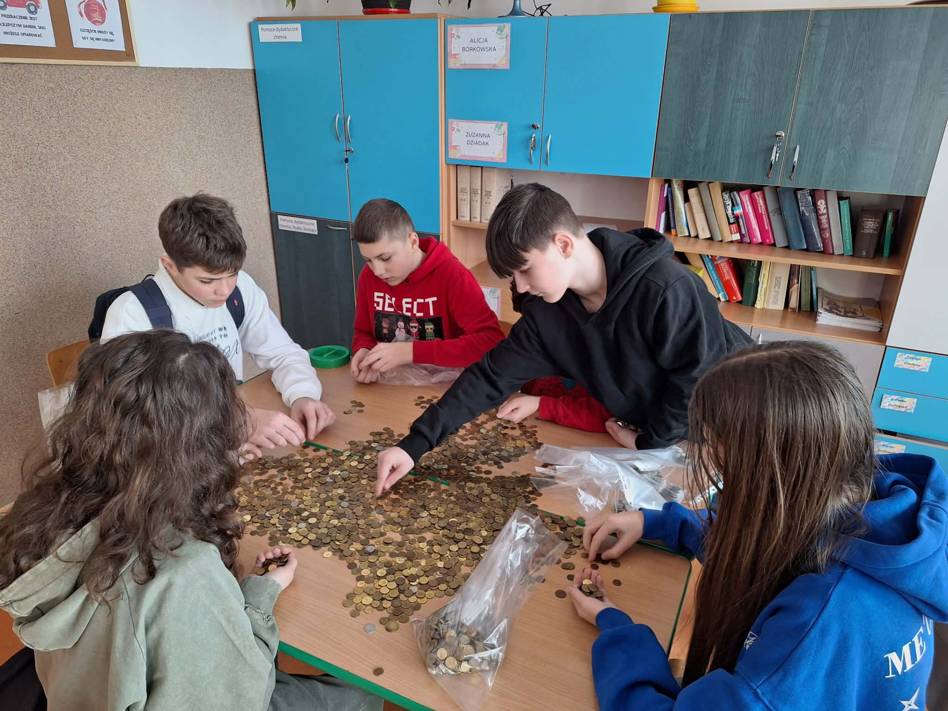 Dzieci liczące monety