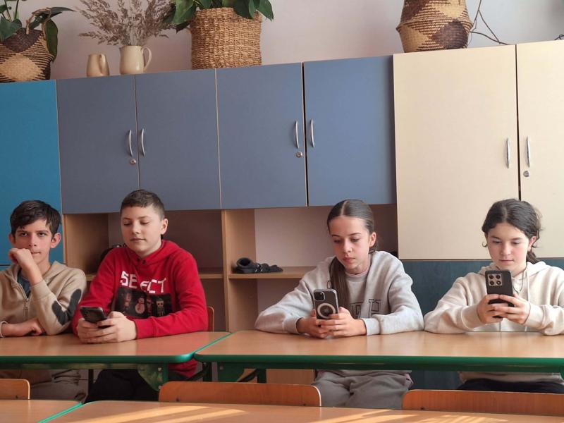 Uczniowie rozwiązują interaktywny test