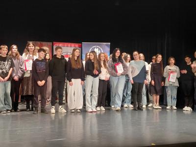 uczniowie w trakcie wręczania dyplomów