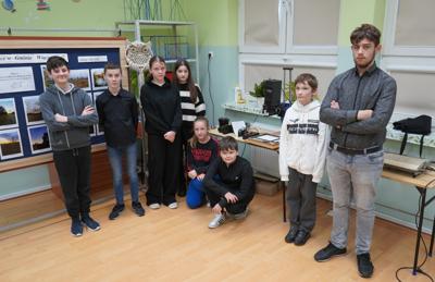 Laureaci konkursu po mini warsztatach z fotografii analogowej.