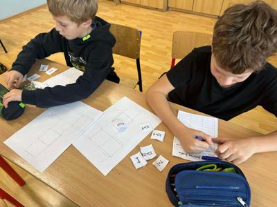 Uczniowie wykonują obliczenia działań.