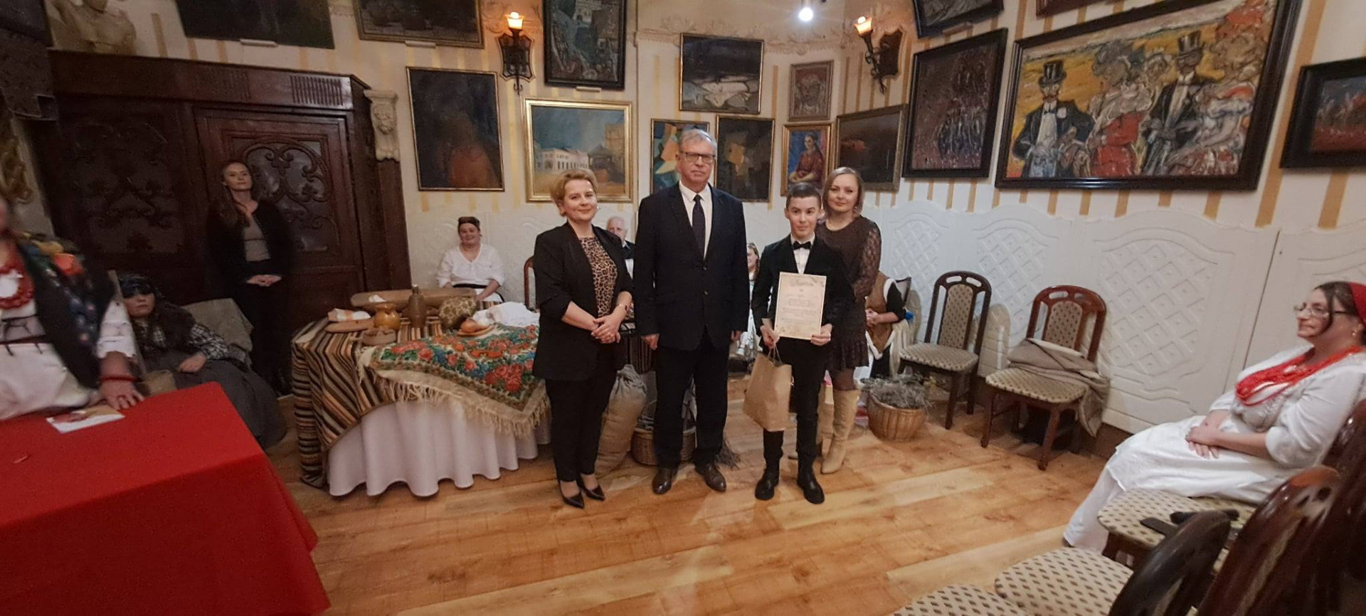 Uczeń klasy VI odbiera nagrodę.