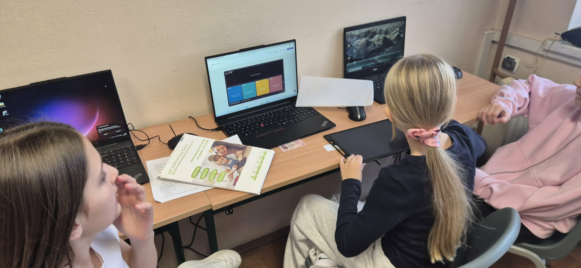 Uczniowie pracują w grupach opracowując pytania do quizu 