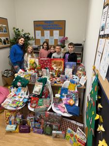 zdjęcie wolontariuszy z przygotowanymi prezentami.