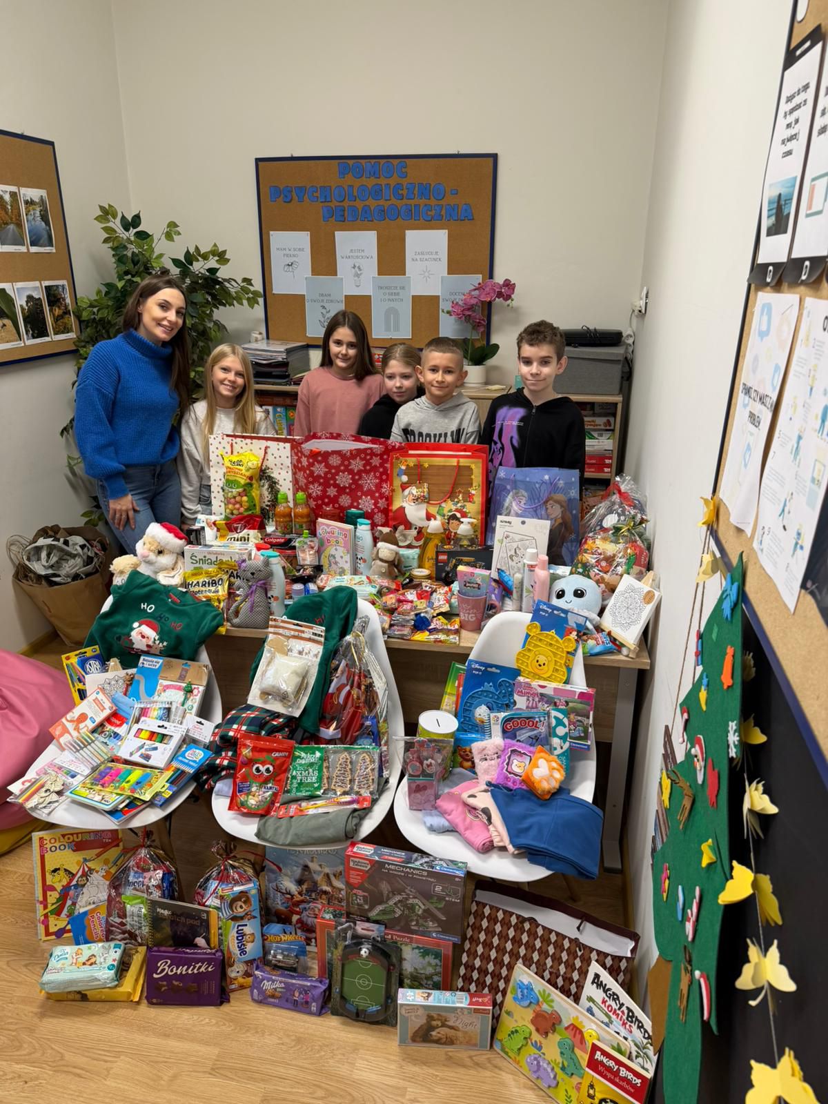 zdjęcie wolontariuszy z przygotowanymi prezentami.