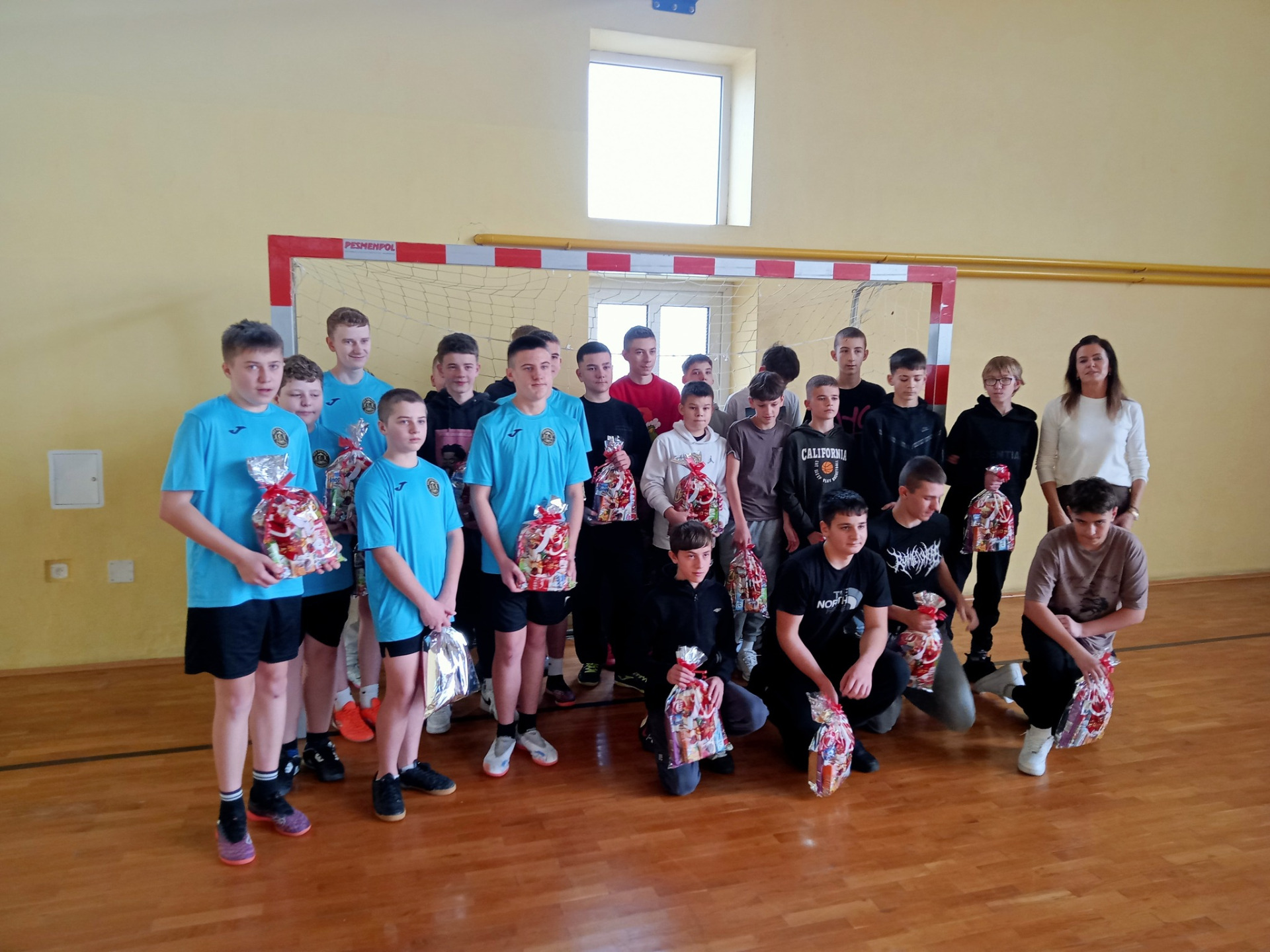 Wspólne zdjecie uczestników po turnieju z nagrodami i prezentami