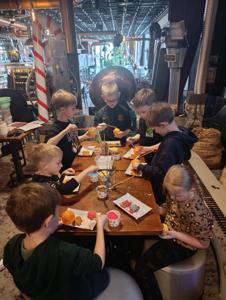 Dekorowanie bombek z czekolady.