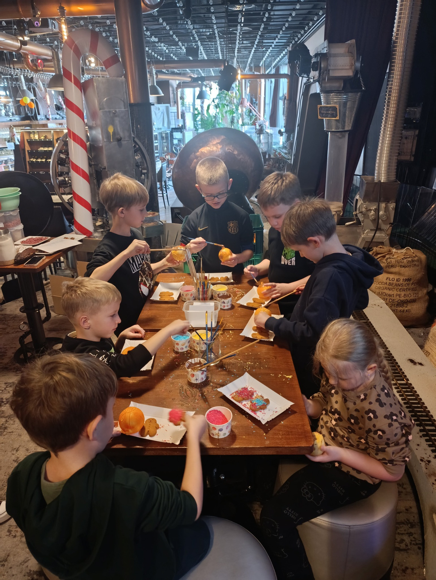 Dekorowanie bombek z czekolady.