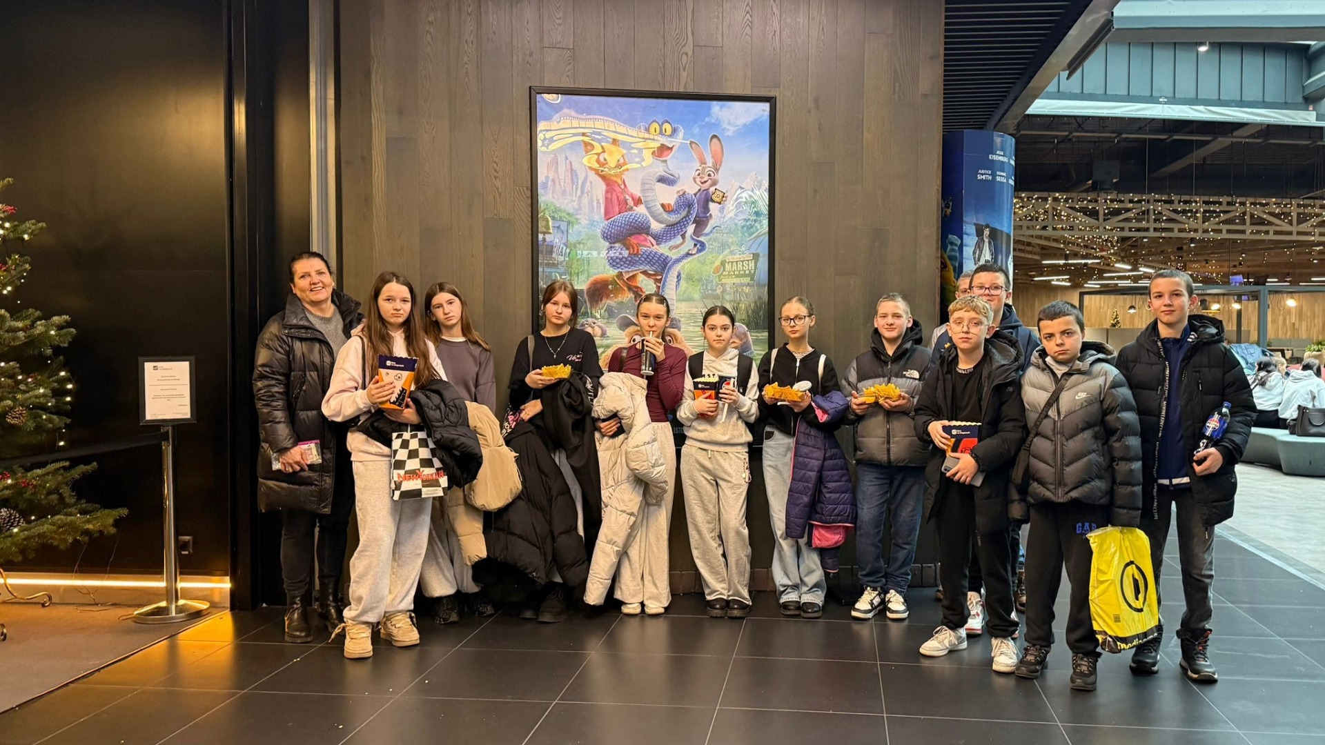 Uczniowie klasy 6c oczekuja na seans filmowy