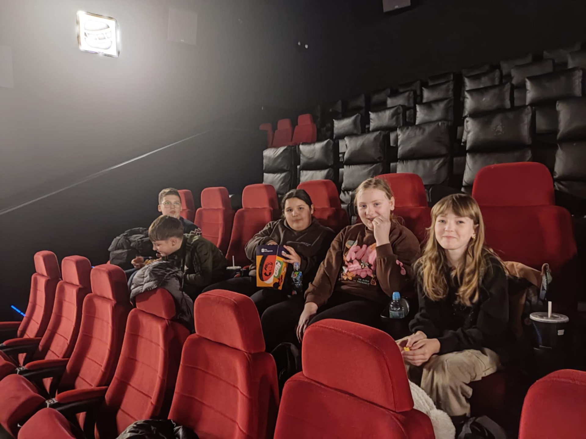 Uczniowie przed seansem filmowym w kinie.