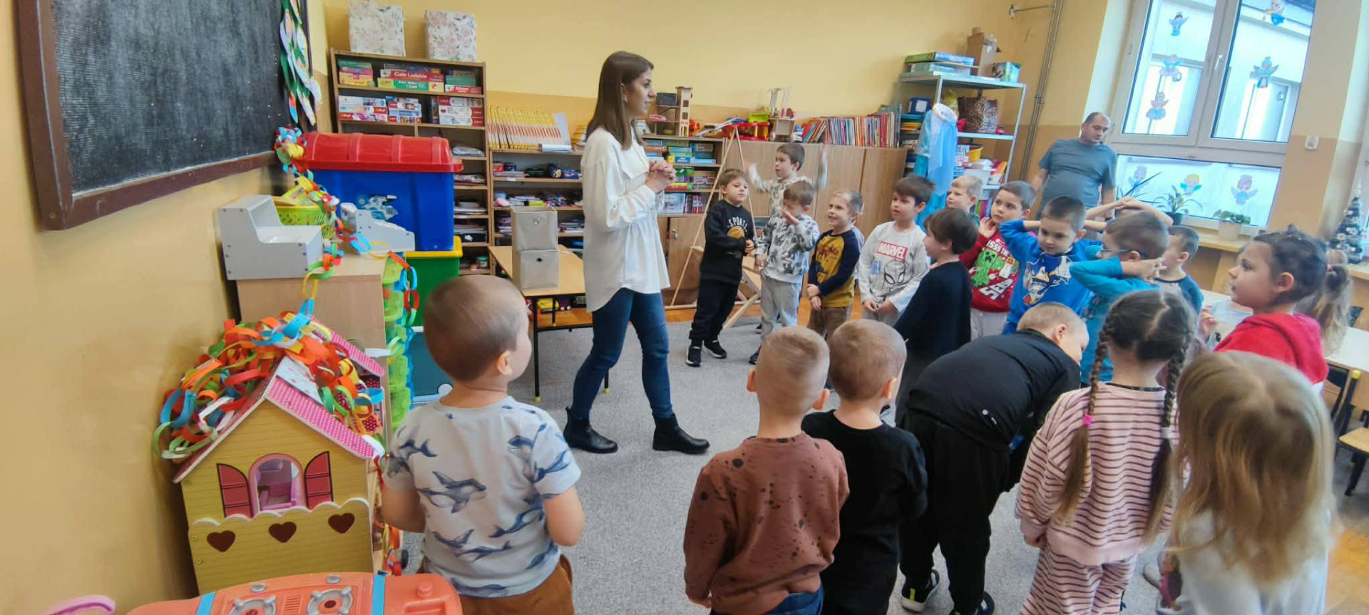 Pani dietetyk rozmawia z dziećmi w oddziale przedszkolnym