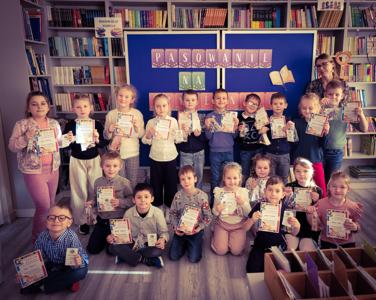 Grupka uczniów z dyplomami.