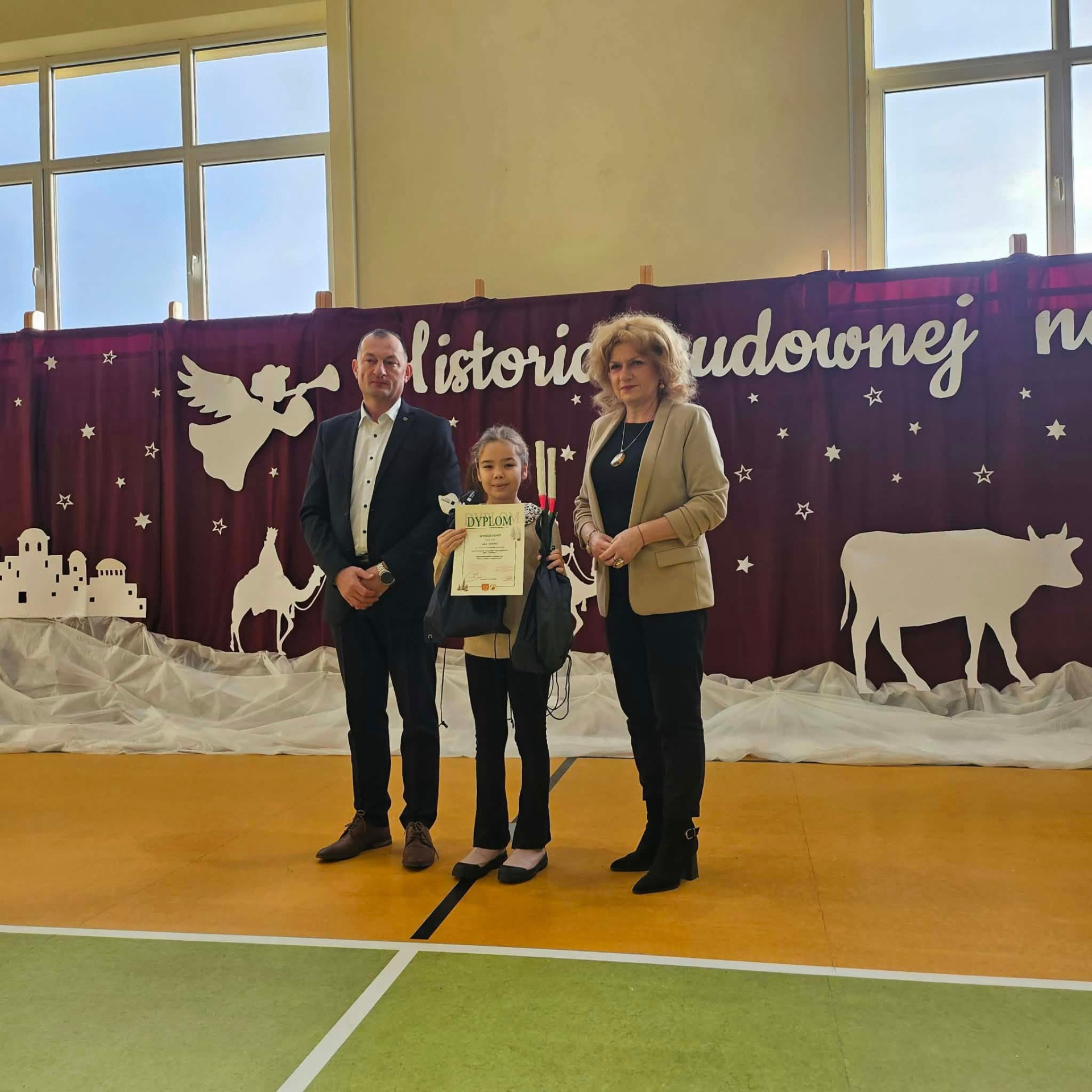 Uczennica odbierająca nagrodę.