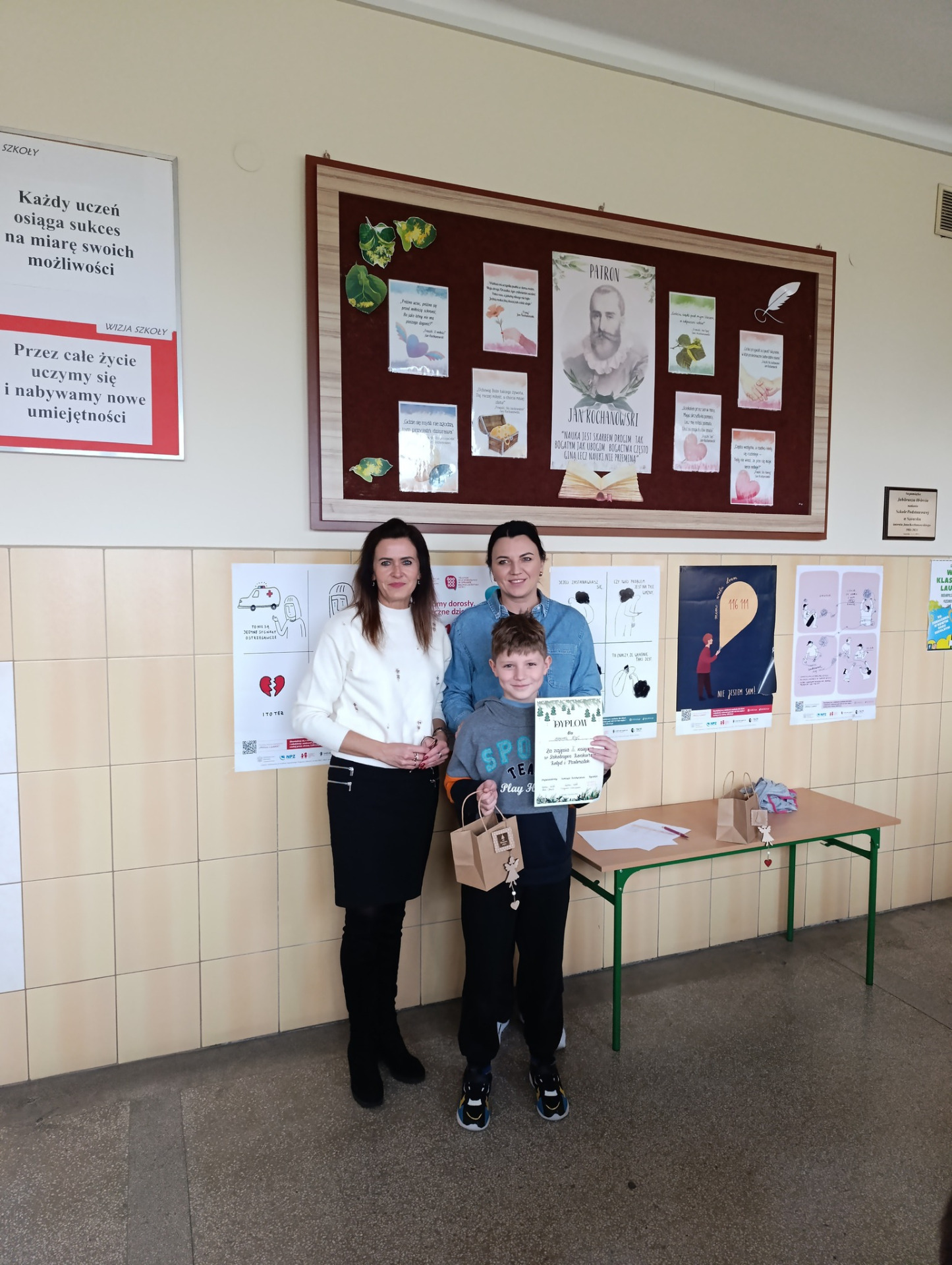 Uczniowie odbieraja dyplom z rąk Pani Dyrektor