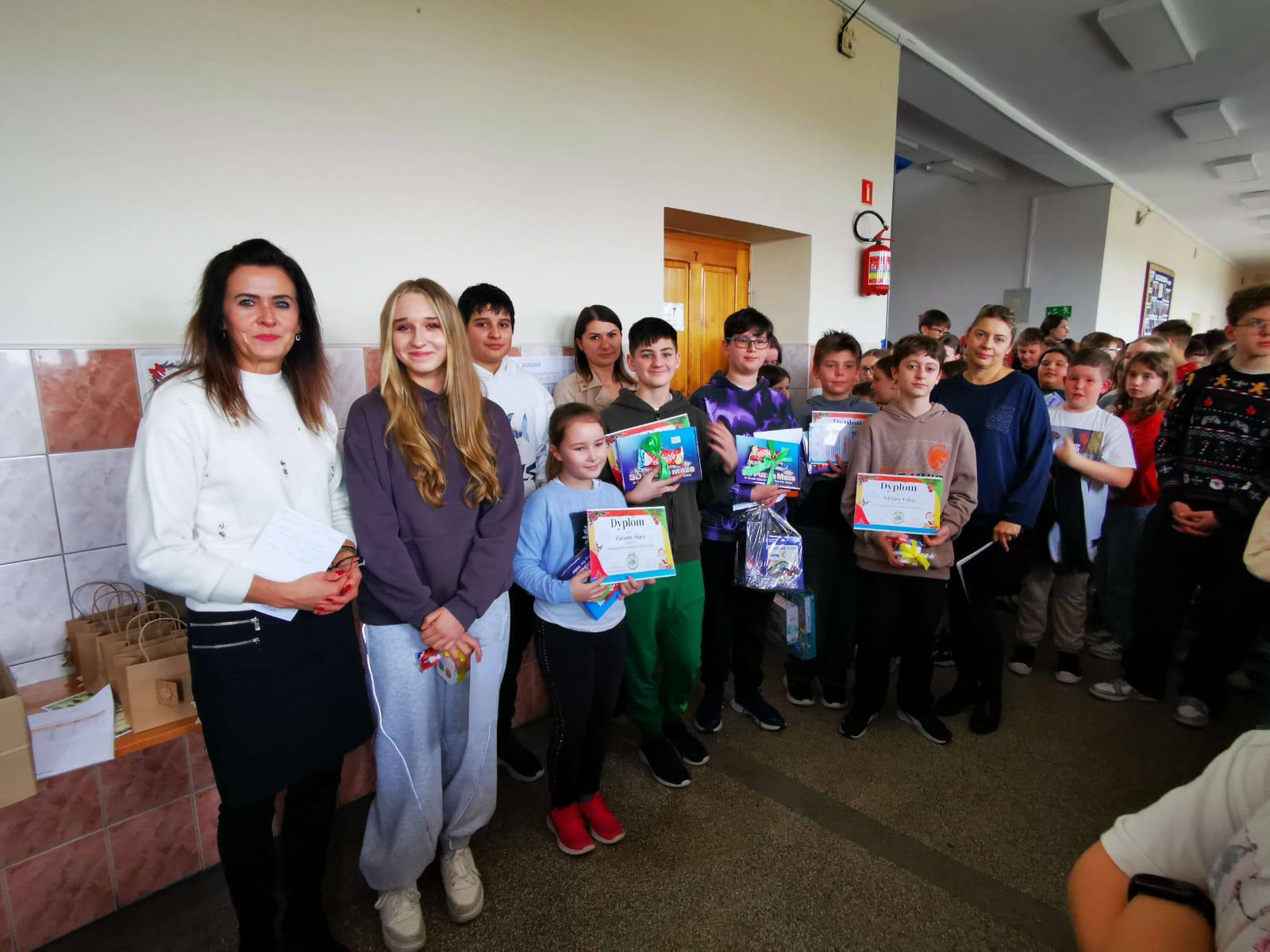 Grupka uczniów razem z Panią Dyrektor po odbiorze dyplomów.