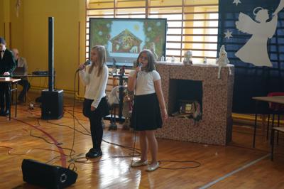 Dwie uczennice wykonują kolędę.