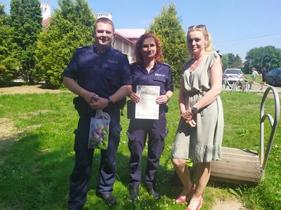 Policjanci wraz z nauczycielem SP Leszno
