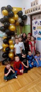 Uczniowie SP Leszno podczas zabawy karnawałowej