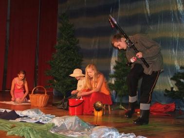 Występ aktorów Teatru Szkolnego: grupa Szamanka i Iskierka