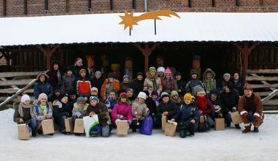 Wspólne zdjęcie przy żywej szopce