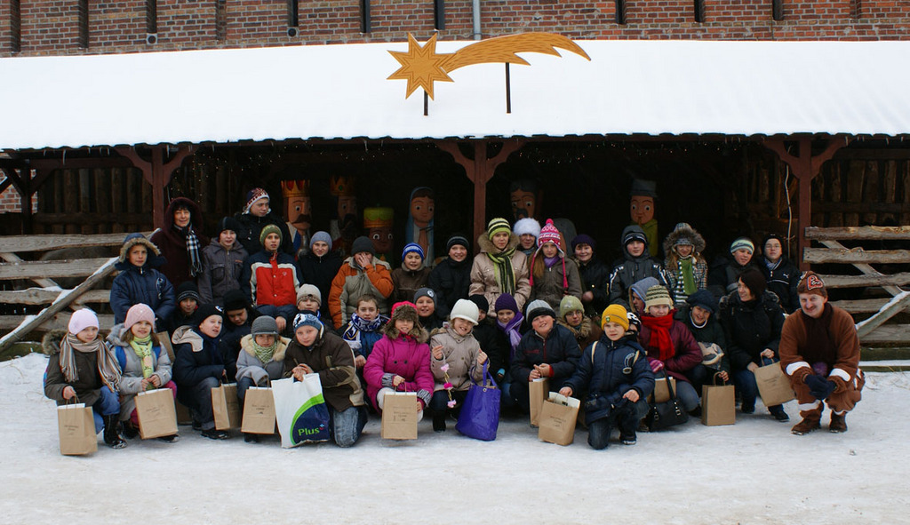 Wspólne zdjęcie przy żywej szopce