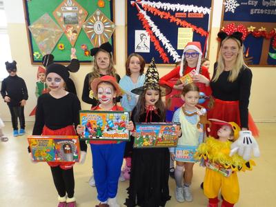 A oto osoby nagrodzone za najładniejszy strój: grupa maluszków- Jagoda Nykiel; starszaki - Nikola Robak; kl.I- Iza Basińska; kl. II - Zosia Białas; kl. III- Oliwia Czapracka; kl. IV- Roksana Pustkowiak; kl.V- Zuzia Łuczak; kl.VI - Maja Hadyniak