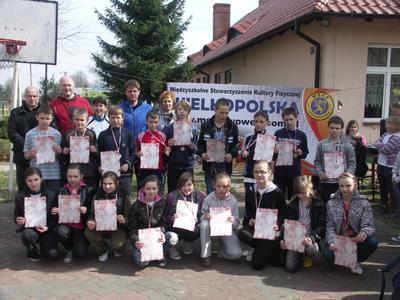 Wspólne zdjęcie zwycięzców biegów we wszystkich kategoriach