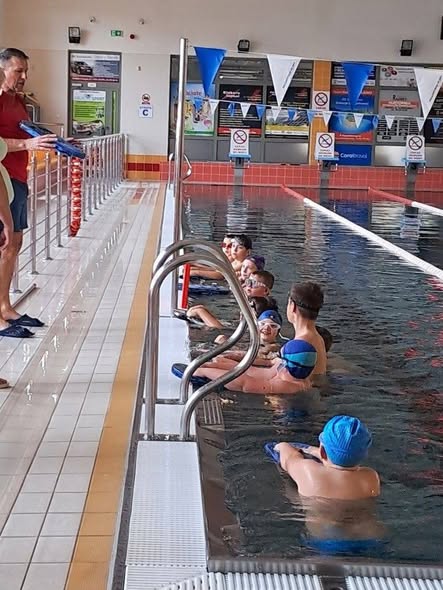Uczniowie SP w Borzymach rozpoczęli wyjazdy na basen