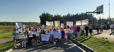 Dzieci trzymają transparenty z napisami Bieg fair play