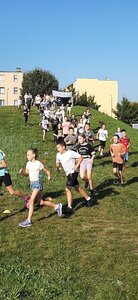 Grupa dzieci biegnie