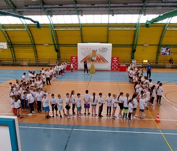 Zapalanie znicza olimpijskiego przez olimpijczyka Sebastiana Chmarę