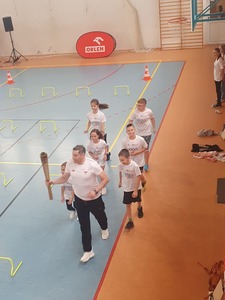 Artur Partyka niesie zapaloną pochodnię