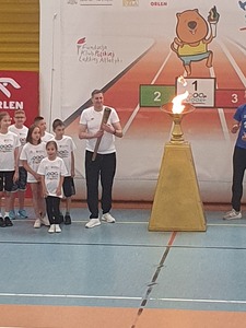 Artur Partyka zapala znicz olimpijski