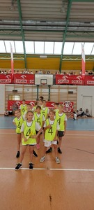Grupa uczniów stoi na hali