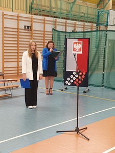 Pani wicedyrektor i przewodnicząca samorządu  stoją na hali