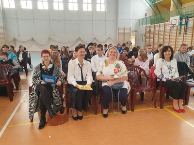 Grupa nauczycieli na akademii z okazji Dnia Edukacji Narodowej