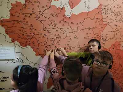 Uczniowie wskazują na mapie Tuszyn - była to jedna z większych Gmin Żydowskich w
ówczesnej Rzeczpospolitej