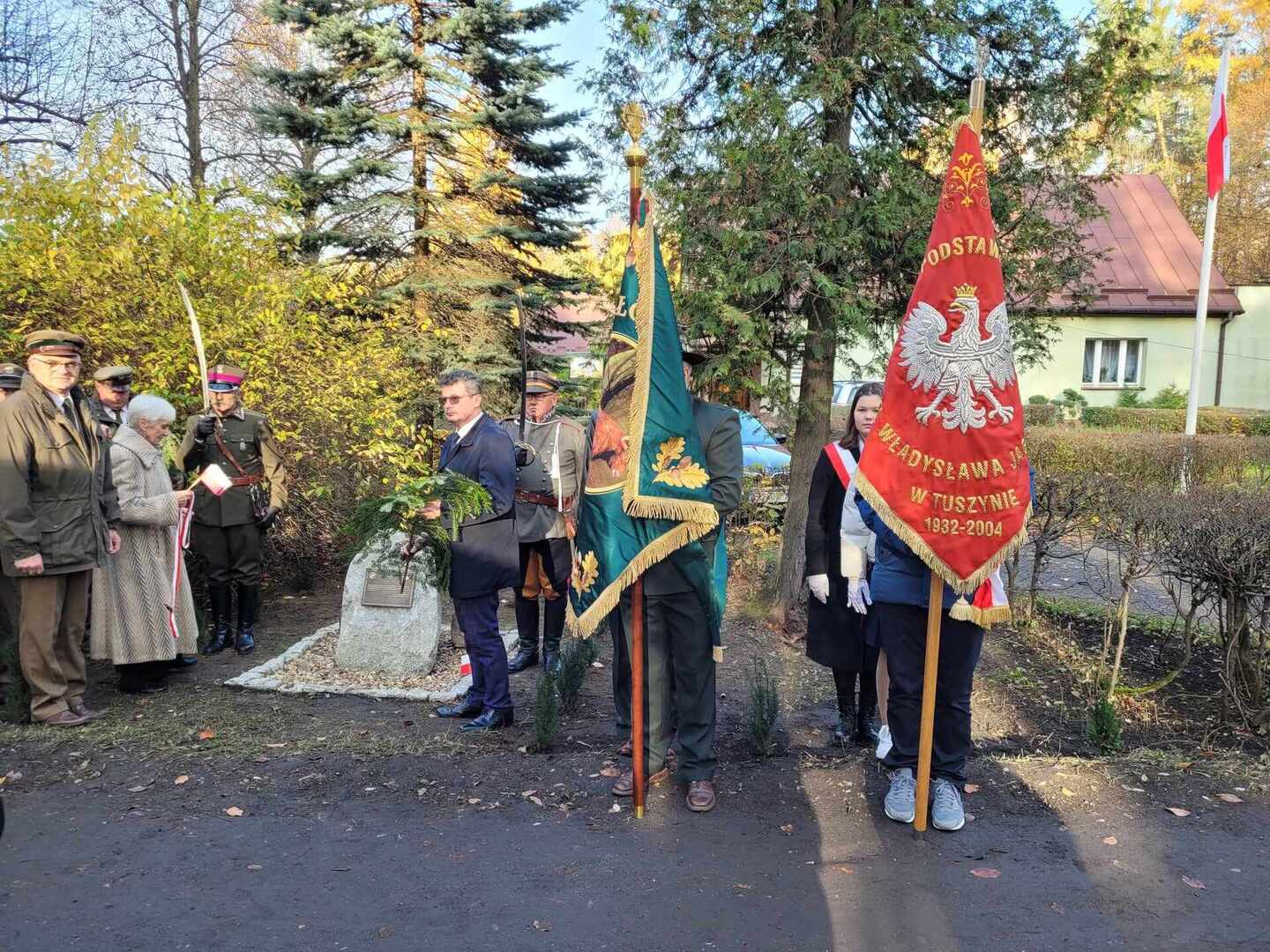 Sztandar SP NR 1 w Tuszynie razem z Burmistrzem i Rodziną Pana Józefa Trzebskiego podczas Uroczystości odsłonięcia tablicy pamiątkowej