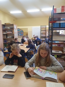 Uczniowie czytają książki w bibliotece