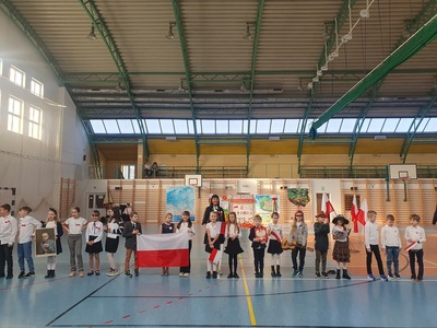 Dzieci trzymają flagę Polski