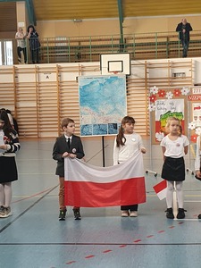 Chłopiec i dziewczynka trzymają flagę Polski