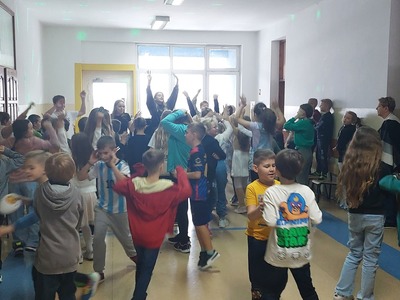 Uczniowie tańczący na dyskotece