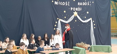 Chłopiec przebrany za diabła przemawia do uczniów.