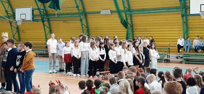 Chór szkolny śpiewa kolędę