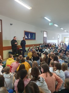 Uczniowie na spotkaniu z policjantem i strażakiem