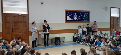 Pani dyrektor oraz organizator konkursu w towarzystwie społeczności uczniowskiej.
