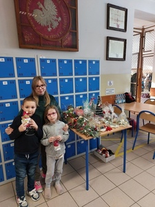 Grupa uczniów stojąca przy upominkach dla Honorowych Krwiodawców.