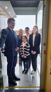 W środku windy Pan Burmistrz Miasta Tuszyna, Pani Dyrektor SP Nr1 w Tuszynie, Wiceprzewodnicząca Rady Powiatu Łódzkiego Wschodniego oraz przewodnicząca kl.1 i kl.8.