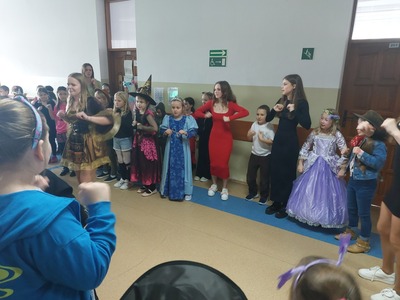 Grupa uczniów tańczy "Kaczuszki" na korytarzu szkolnym